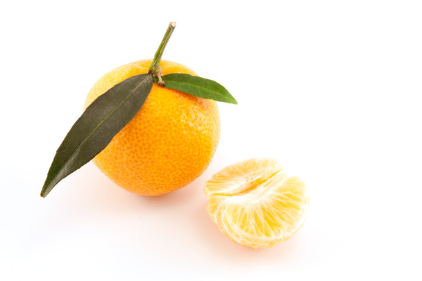 Mandarine oder Mandarine mit Blättern und geschält - Foto, Bild