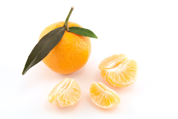Mandarim ou tangerina com folhas e descascada
 - Foto, Imagem