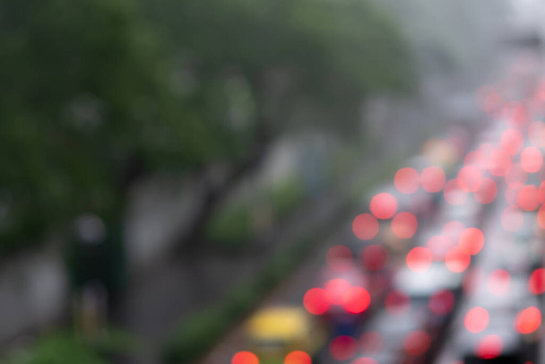 Размытый фон красной легкой пробки в Бангкоке в вечерний дождь день. Автомобили застряли на дороге в часы пик
  - Фото, изображение