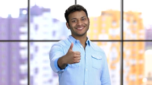 Portret szczęśliwego młodego, ciemnoskórego hinduskiego mężczyzny pokazuje kciuk w górze. - Materiał filmowy, wideo