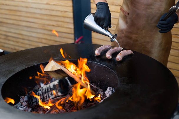 Salchicha en barbacoa Smoker Grill. Salchicha caliente y ahumada. Festival de comida
. - Foto, imagen