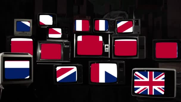 Hromada Retro televizorů s vlajkami EU a Spojeného království na obrazovkách. Brexit Concept. Černobílý tón. - Záběry, video