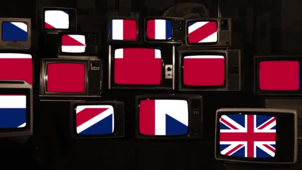 Hromada Retro televizorů s vlajkami EU a Spojeného království na obrazovkách. Brexit Concept. Sepia Tone. Oddálit.  - Záběry, video