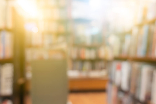 Размытый фон категорий груда книг с книжным магазином в библиотеке антикварный традиционный магазин бумажной книги представляют абстрактную мудрость умных знаний обучения образования в мире цифровых технологий
 - Фото, изображение