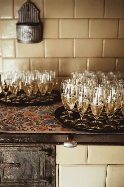 copos de champanhe no balcão da cozinha  - Foto, Imagem