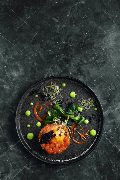 Σολωμός ταρτάρ με αβοκάντο και λαχανικά, μια όμορφη σύνθεση από τον σεφ, ένα όμορφο malohot - μαρμάρινο φόντο. Φωτογραφία φαγητού, διαφημιστικό πανό, χώρος αντιγραφής, Ιταλική κουζίνα - Φωτογραφία, εικόνα