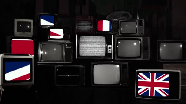 Hromada Retro televizorů s britskými vlajkami na obrazovkách. Černobílý tón.  - Záběry, video