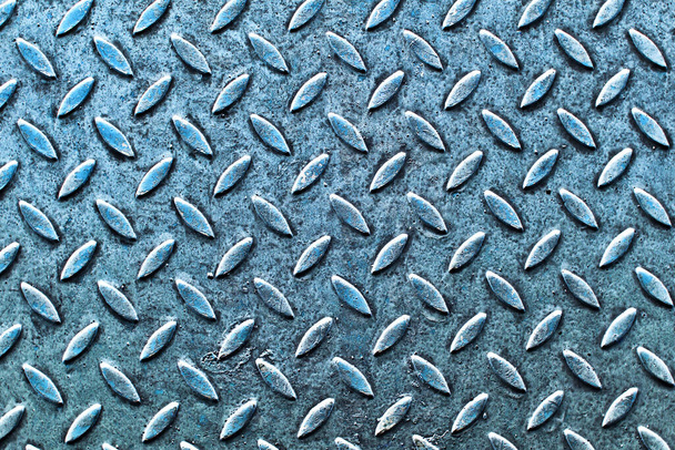 Διάδρομος μεταλλικού δικτύου. Ατσάλινη υφή πλέγματος. Βαρύ μοτίβο φόντο σιδήρου. Βιομηχανικό φόντο σχεδιασμού σχάρας. - Φωτογραφία, εικόνα
