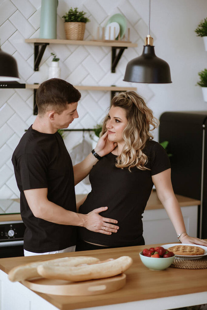 casal apaixonado na cozinha grávida
 - Foto, Imagem