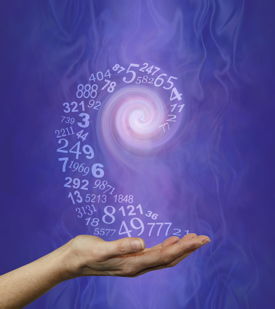Vortexing Numerology Numbers Concept Háttér - egy örvény félig átlátszó véletlenszerű számok spirál a kezében egy numerológus kész egy olvasmány a lila kék gáz halmazállapotú éteri háttér - Fotó, kép
