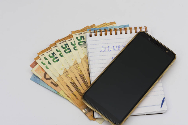 Мобильный смартфон и евро наличными, цифровые деньги и финтех концепция
 - Фото, изображение