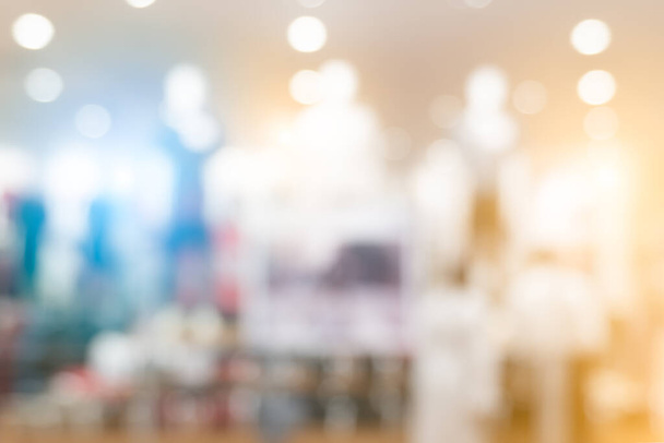 Розмитий фон з боке світло в розкішному модному торговому центрі з вікном магазину і відображенням сучасної моделі з магазинів з жінками і чоловіками клієнт ходьби в коридорі в відділі
  - Фото, зображення