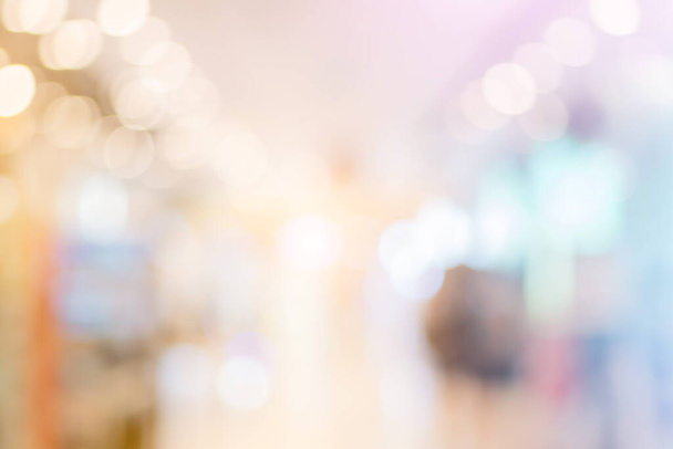 Hämärtynyt tausta bokeh valoa ylellisyyttä muoti ostoskeskus näyteikkuna ja näyttää modernin mallin kaupoista naisten ja miesten asiakkaan kävely käytävällä käytävällä osastolla
  - Valokuva, kuva