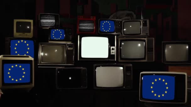 Egy halom retro TV az EU és az Egyesült Királyság zászlókkal a képernyőn. Brexit koncepció. Közelíts rá!.  - Felvétel, videó