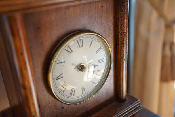  Old table clock of the wooden frame                               - 写真・画像