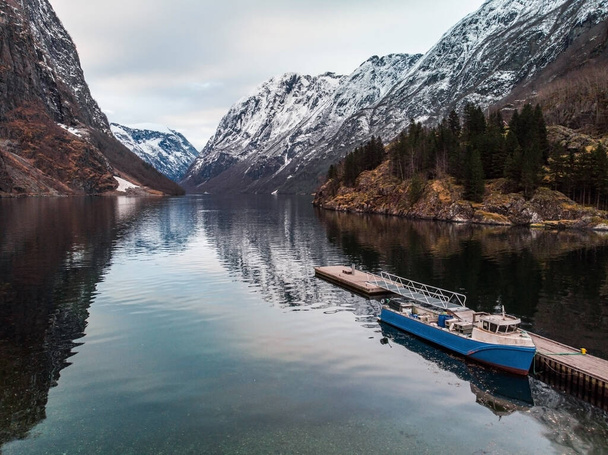 Halászhajó Naeroyfjordban Gudvangen faluban, Norvégiában. - Fotó, kép