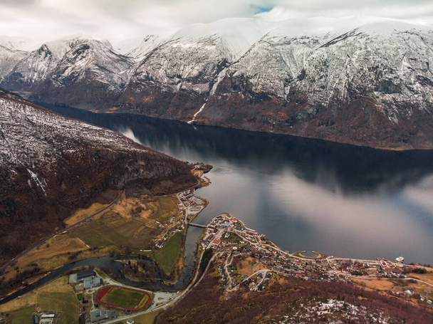 Blick auf einen Aurlandsfjord in Norwegen. - Foto, Bild