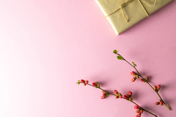 Banner s zabalené v Eco řemeslné dovolené dárek krabice květiny na růžovém stolku horní pohled. Byt ležel stylově. Kopírovat prostor. - Fotografie, Obrázek