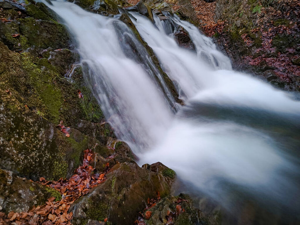 Бурный водопад в весеннем горном лесу
 - Фото, изображение