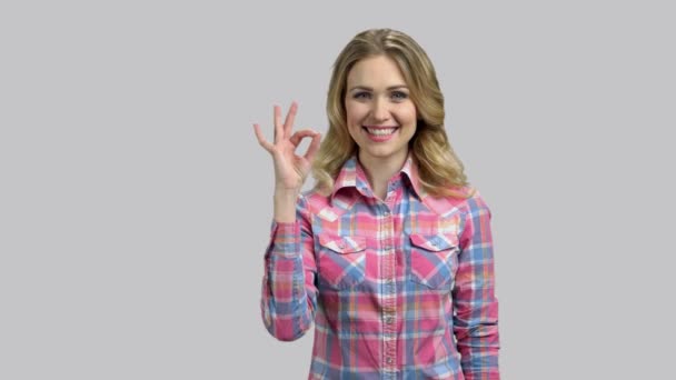 Šťastná mladá žena s blond vlasy ukazuje v pořádku gesto. - Záběry, video