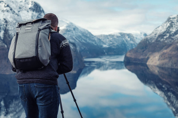 Professioneel fotograaf bij Stegastein standpunt boven Aurlandsfjord in Noorwegen - Foto, afbeelding