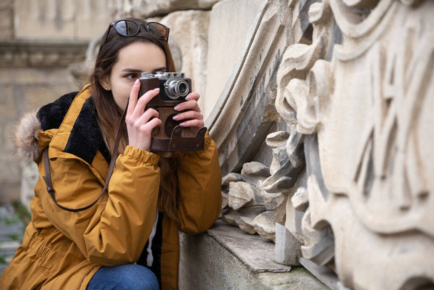 Fénykép a fiatal turista lány felfedező utcák Baku. Moody fotók tinédzser lány látogató óvárosban és fotózás a város. - Fotó, kép
