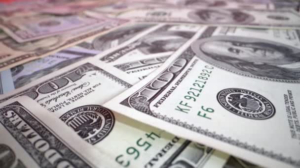 Billetes de dólar sobre la mesa
 - Metraje, vídeo