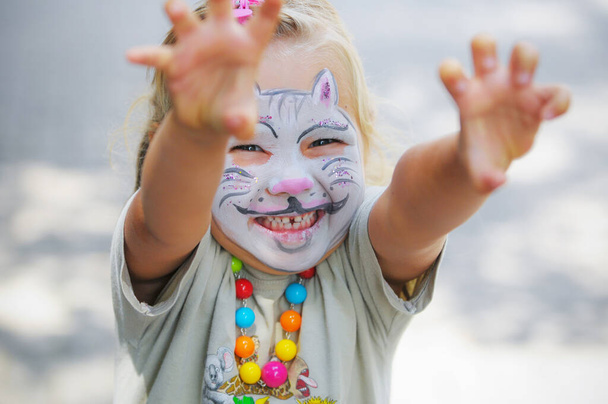 Pintura facial - gato branco pintado no rosto menina pequena
 - Foto, Imagem