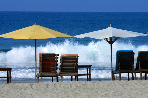 Parapluies de plage colorés avec sièges
 - Photo, image