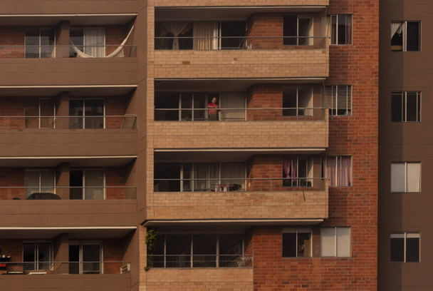 Ventanas de Edificios en la ciudad de Medellin durante la cuarentena por el coronavirus. Qudate en casa durante la pandemia - Zdjęcie, obraz