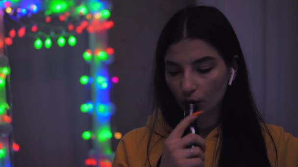 Lány füstölgő gőz, gőzölgő tini, e-cigaretta, belélegző gőz eszköz. - Felvétel, videó