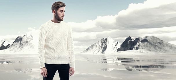 Homem legal com barba na moda de inverno. Vestindo suor de lã branca
 - Foto, Imagem