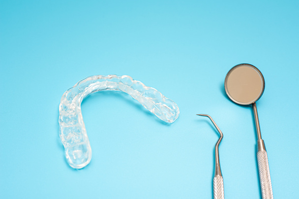 Стоматологічний матеріал для лікування бруксизму зубними шипами, ізольований на медичному фоні
 - Фото, зображення
