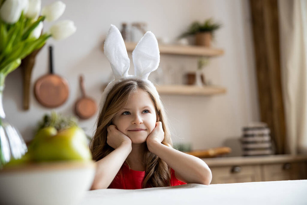 Cute girl meeting spring and smiling stock photo - Fotoğraf, Görsel