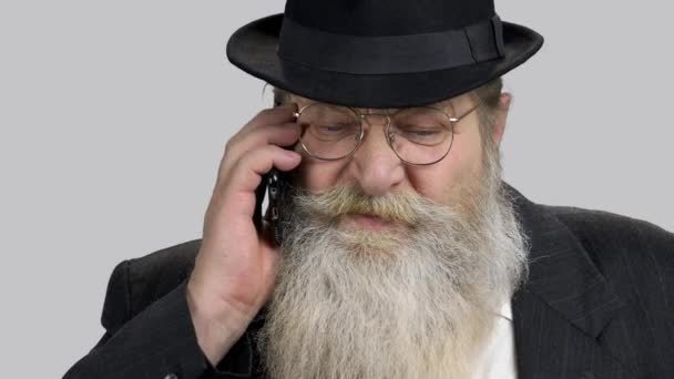 Közelkép portré komoly vezető üzletember beszél telefonon. - Felvétel, videó