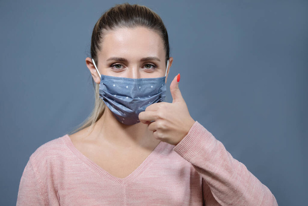 医療マスクの女性。コロナウイルス。COVY-19 。2019年-放送。インフルエンザ、発熱、パンデミック、流行の症状. - 写真・画像