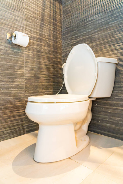 Luxusní čisté bílé WC mísa sedátko dekorační interiér koupelny - Fotografie, Obrázek