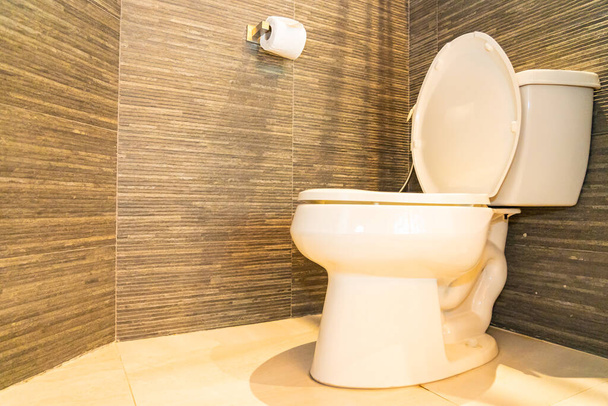 Роскошный чистый белый унитаз сиденья украшения интерьера ванной комнаты
 - Фото, изображение