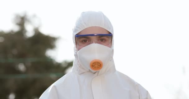 Close up of virologist worker in protective suit, goggles and respirator. Covid-19 coronavirus epidemic spreading prevention, USA, Italy, Europe. - Séquence, vidéo