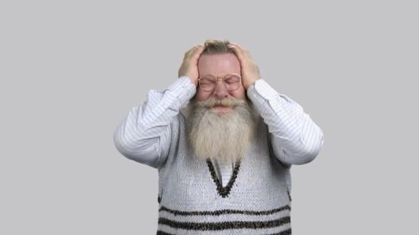 Oudere man met vreselijke hoofdpijn, het aanraken van het hoofd met beide handen. - Video
