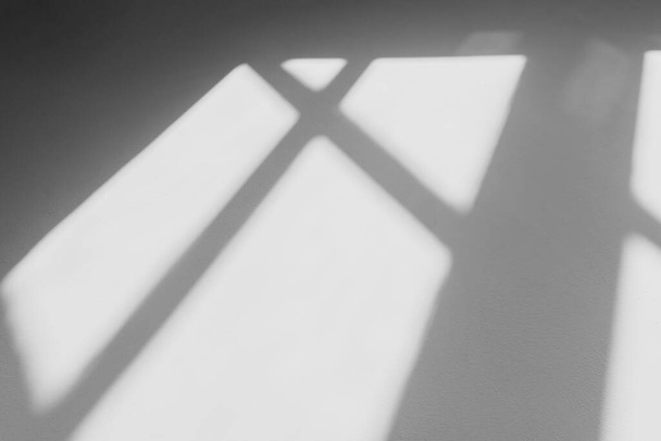 abstract shadow of the window in morning light on white wall texture background - Foto, afbeelding