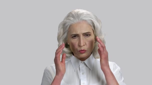 Közelkép portré idős hölgy fejfájás. - Felvétel, videó