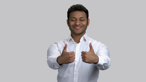 Portrét šťastného mladého hinduistu ukazuje oba palce nahoru. - Záběry, video