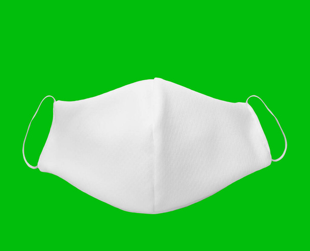 maschera tessuto rigato blu bianco fatto in casa su sfondo verde. prevenire il coronavirus o (Covid-2019) concetto di profilassi
 - Foto, immagini