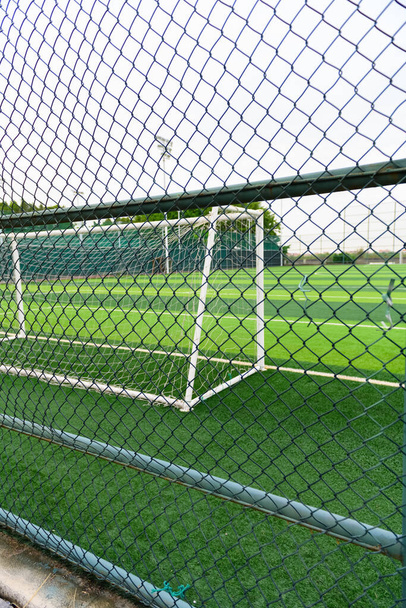 un terrain de soccer derrière la clôture
 - Photo, image