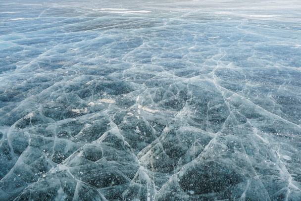 трещины толстых кристаллов льда на озере Байкал в зимний сезон
 - Фото, изображение