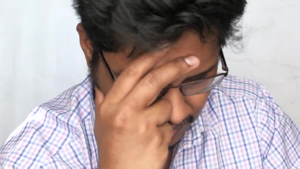 Triste hombre infeliz mano sobre cara, de cerca
 - Metraje, vídeo