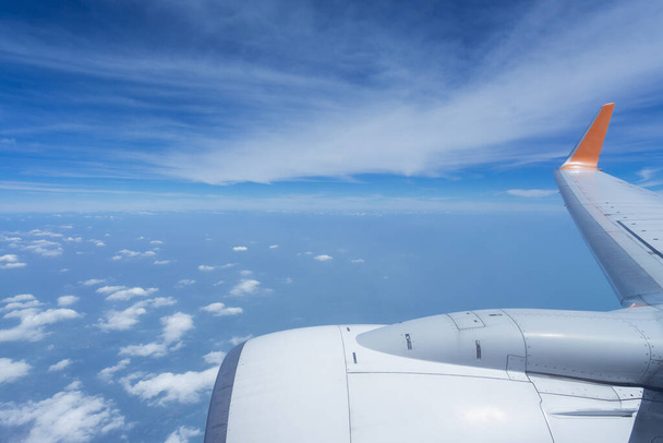 飛行機の窓からの眺め飛行機の翼雲の中を飛ぶ飛行機.; - 写真・画像