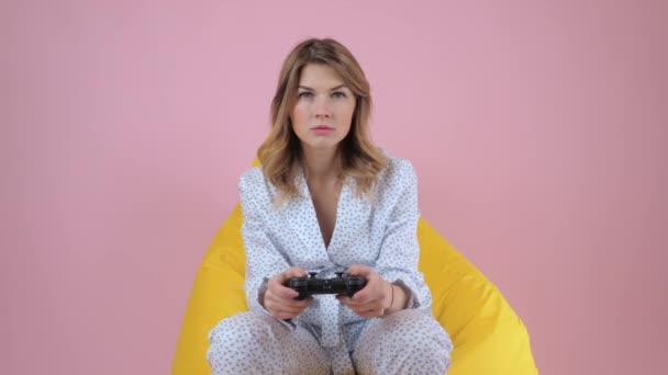 Intense frowning stylish woman playing video game - Materiał filmowy, wideo