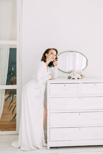 Stylish European wedding. Modern trends in the image of the bride. Bright portrait of the bride in the interior Studio.  - Foto, Imagem